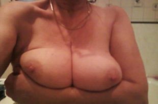 Photo sexy de mes seins dans la salle de bain
