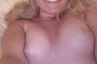 Selfie topless et torride au lit
